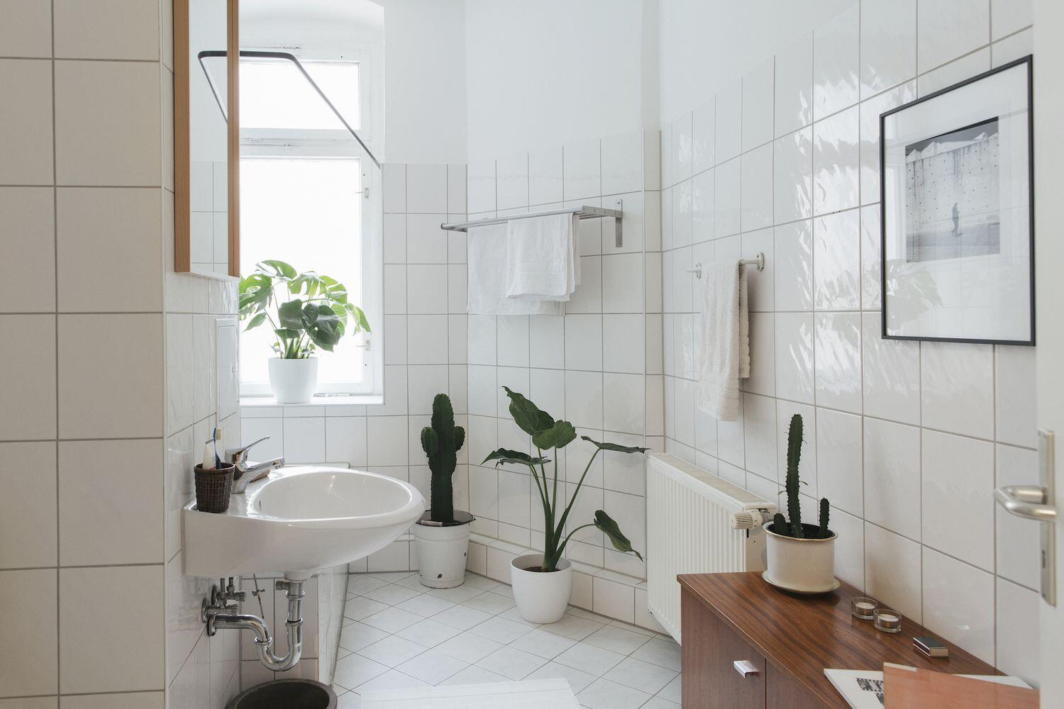 The Ultimate Guide: How to Deep Clean Your Bathroom - Blog - 1
