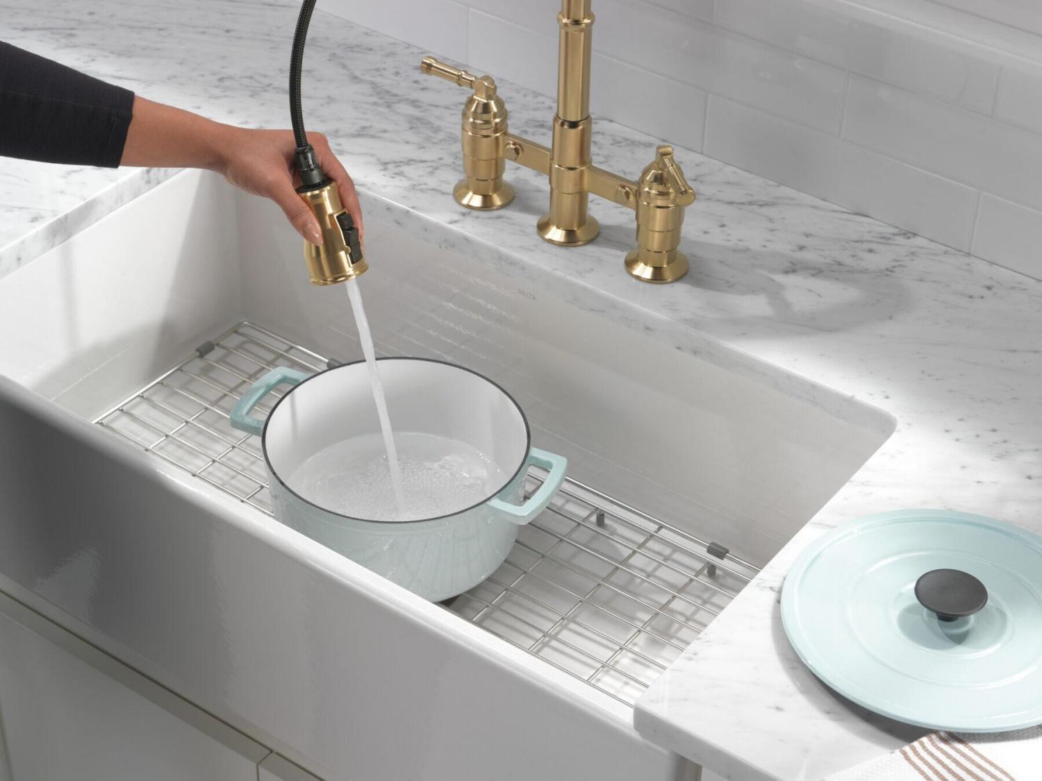 A Comprehensive Guide to the Best Bridge Kitchen Faucets - Blog - 3