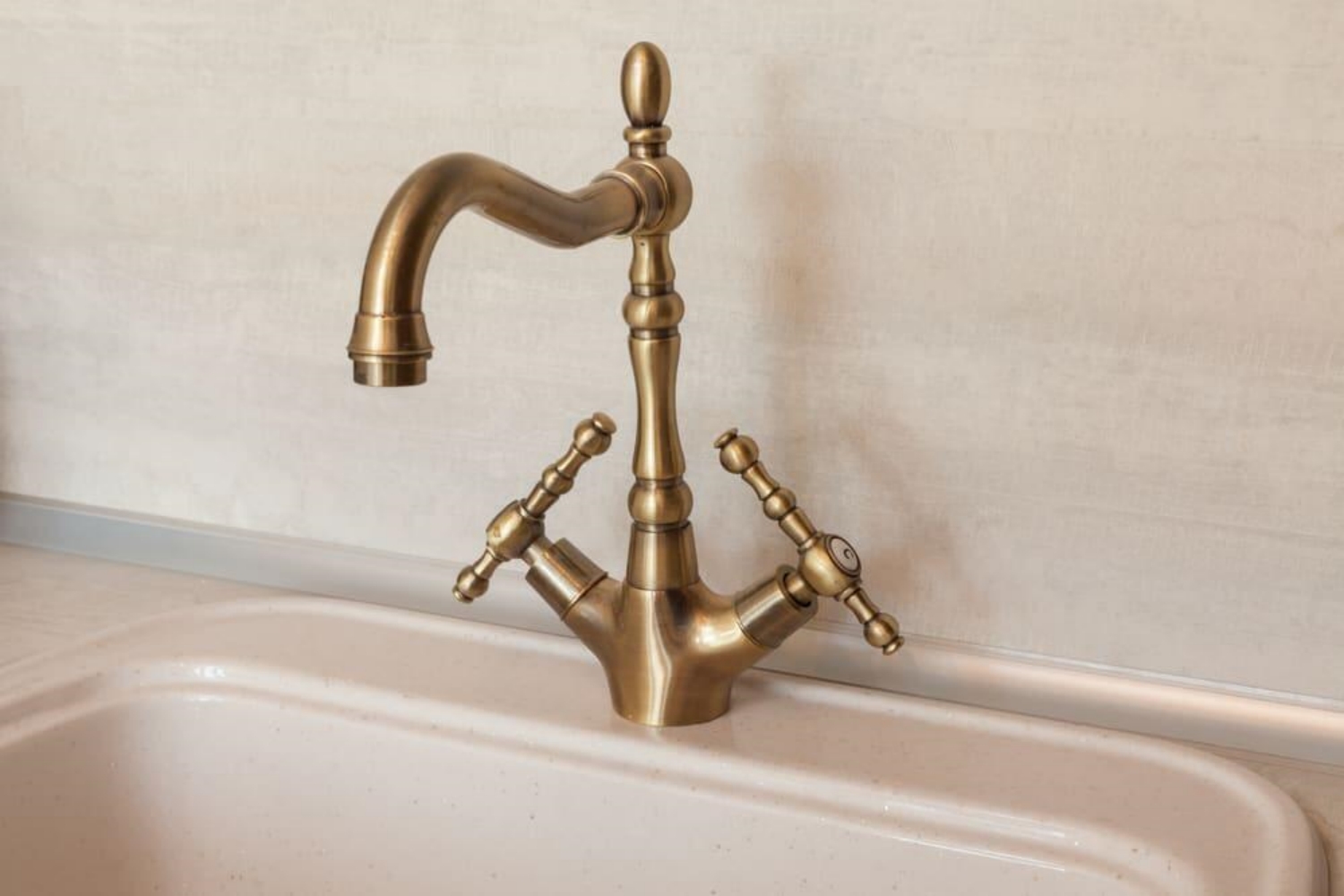 Navigating Elegance: Antique Brass vs Champagne Bronze Faucet Finishes - Blog - 3