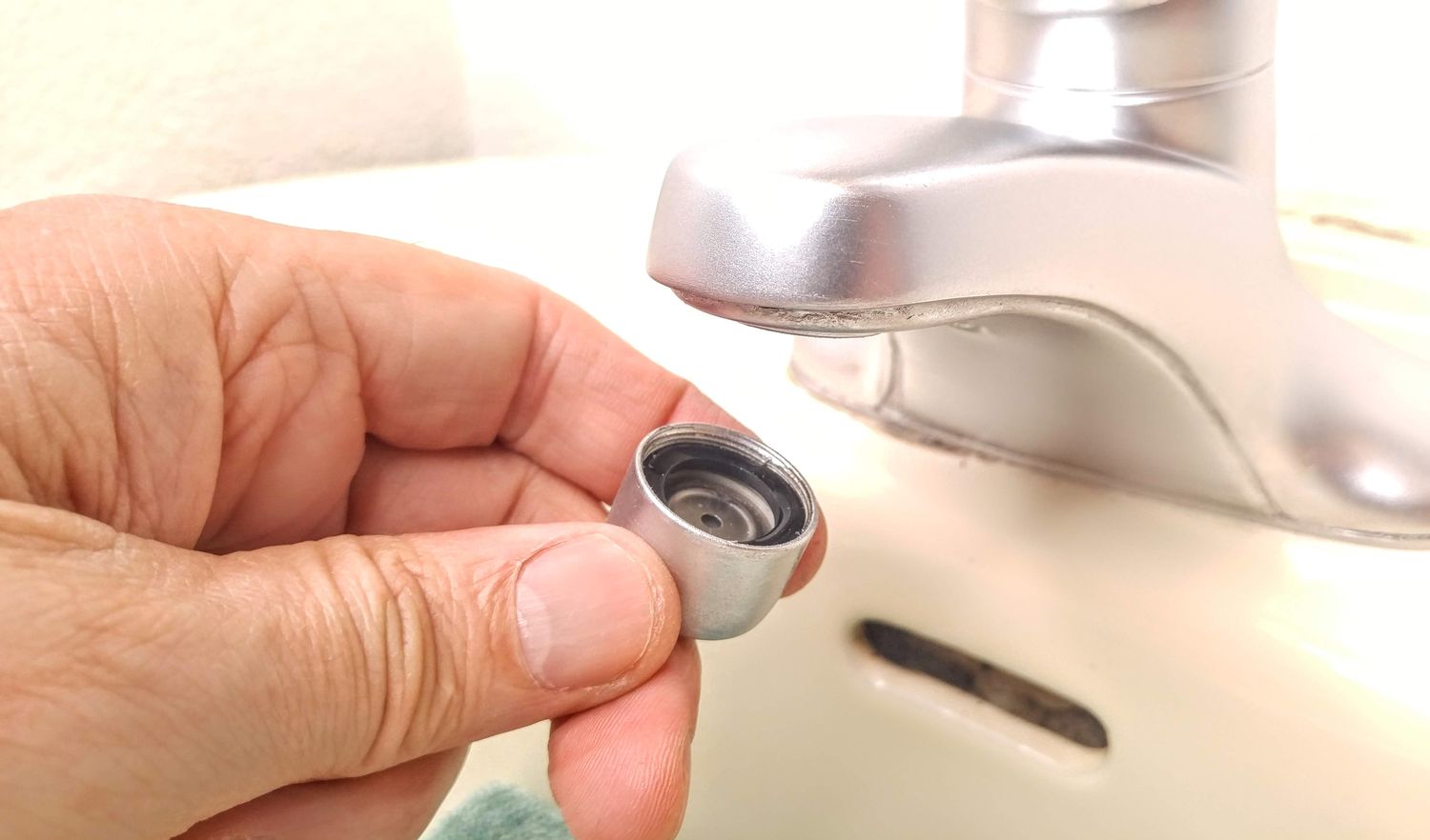 How To Remove Recessed Faucet Aerator Without Key - Blog - 1